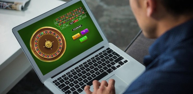 Pengguna smartphone menonton dan memantau jadwal event sepak bola di aplikasi mobile